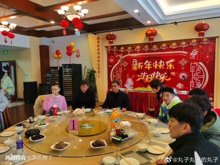 米诺斯是她最好的聆听者，可他无法理解或明了姐姐的体验，他对生命还未有过清晰的洞察，他的世界里充满了困惑和渴望，他对她无能为力。